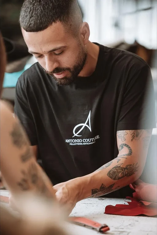 Il maestro al banco di pelletteria in atelier